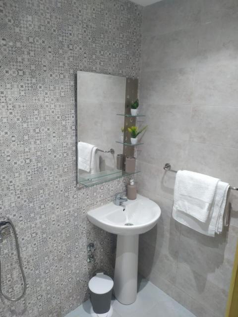 Appartement à alliance mehdia 2 juste pour couple marié on n'accepte pas les voyageurs célibataires ou les groupes d amis Kenitra Esterno foto